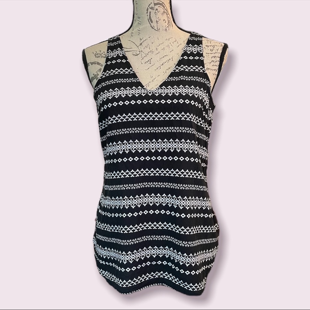GAP Black and White Tank Top Sleeveless V Neck Flowy Rounded Hem Striped Pattern